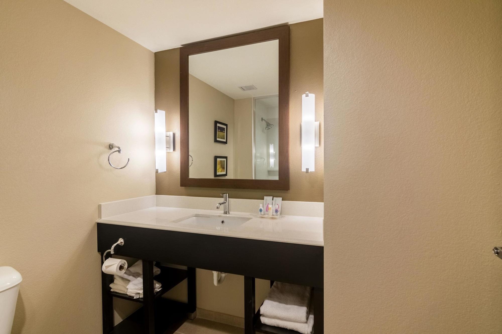 Comfort Suites Fairgrounds West Оклахома Сити Екстериор снимка