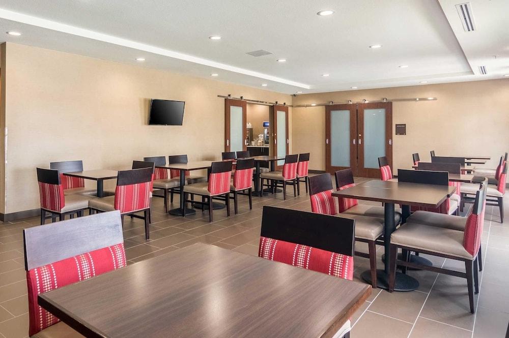 Comfort Suites Fairgrounds West Оклахома Сити Екстериор снимка